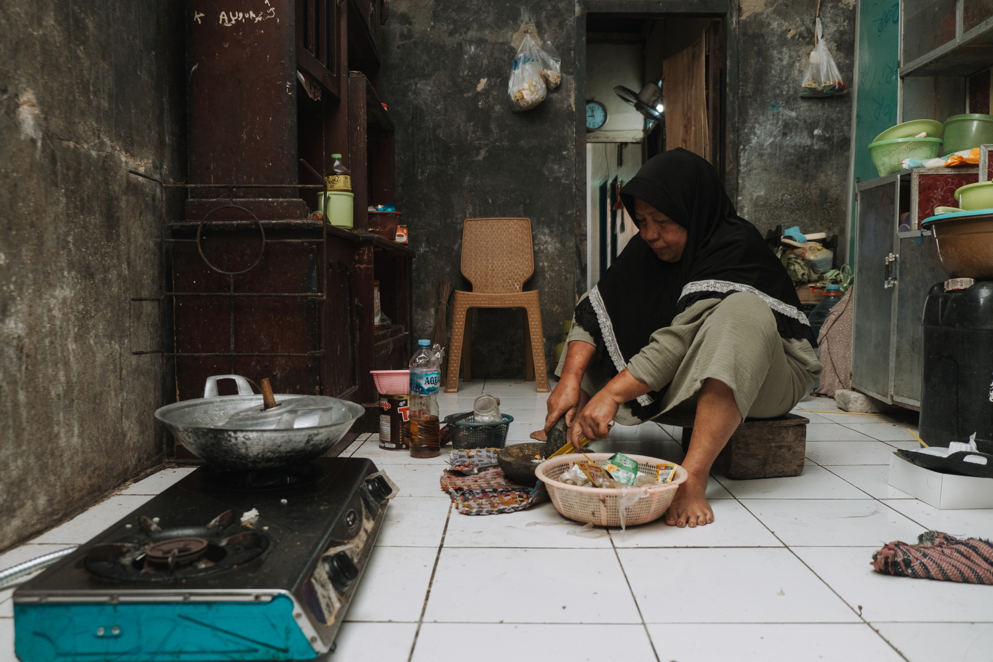Ruang dapur sekaligus area bekerja Leha untuk menyiapkan segala kebutuhan tamu yang menginap di penginapan (homestay) sederhananya.