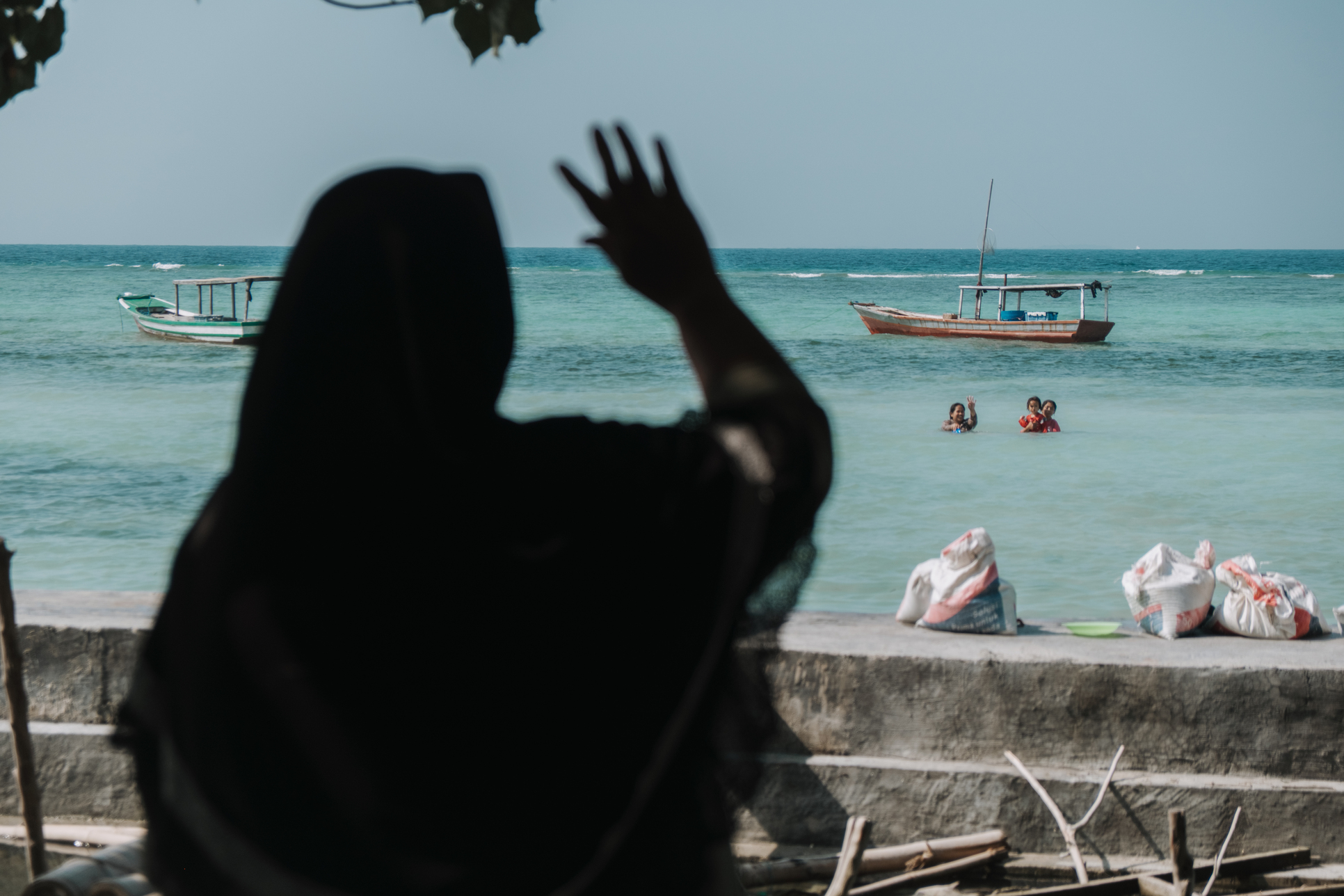 Menganyam Hari Tua di Pantai Pulau Pari